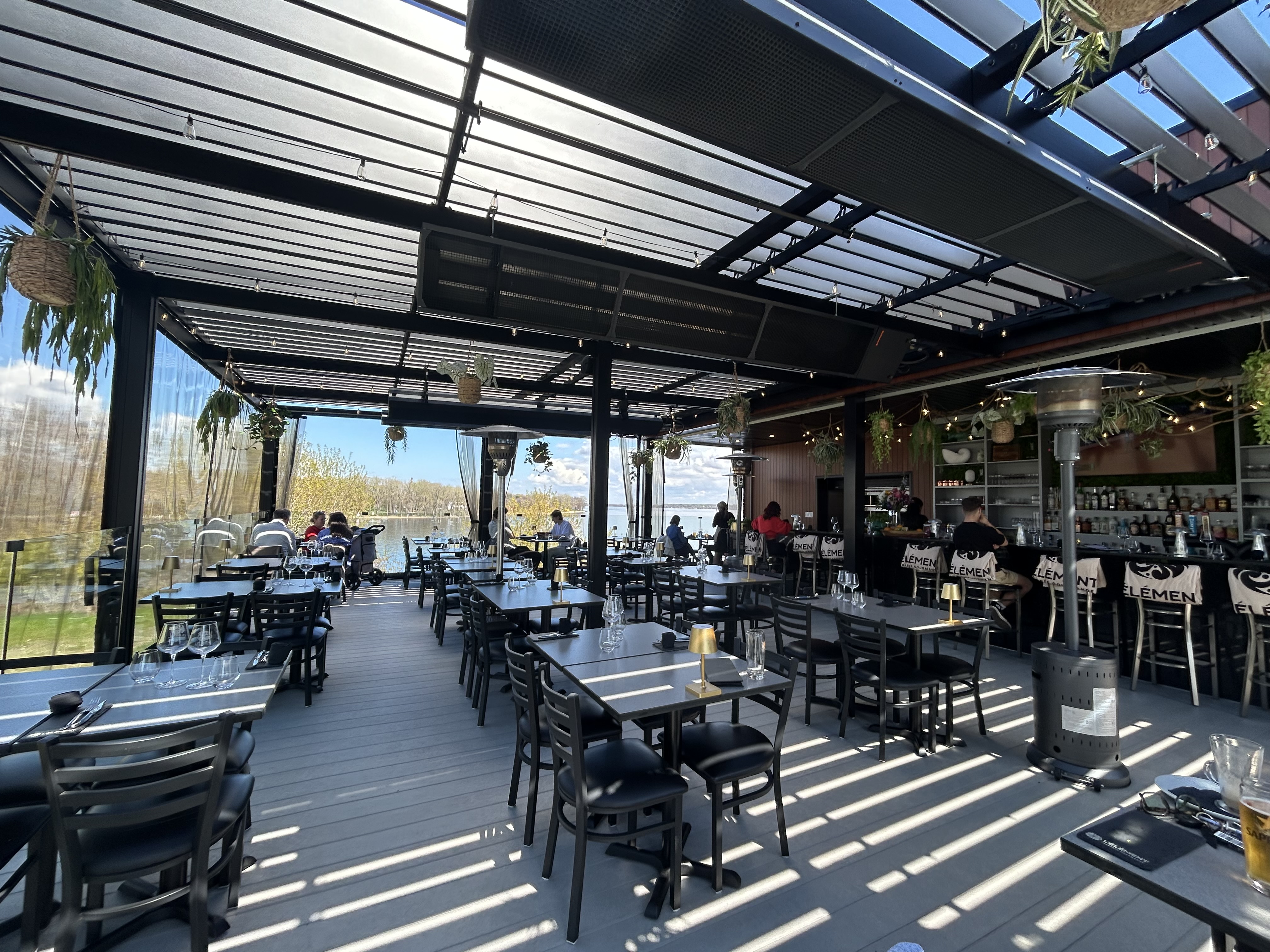 Terrasse gourmande au bord de la rivière