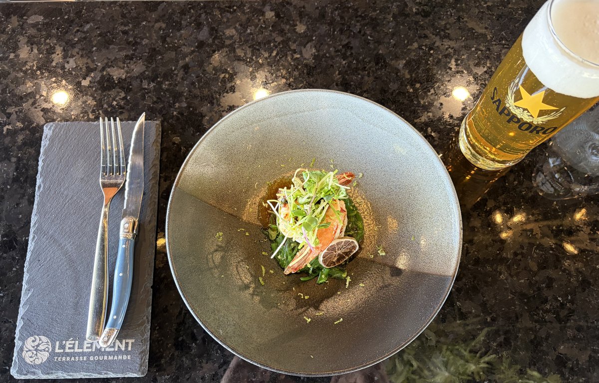 Tartare de saumon dressé avec pousses fraîches et agrumes